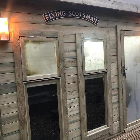 Отель Hot Tub Hide Away Near Alton Towers Staffordshire Cheddleton Экстерьер фото
