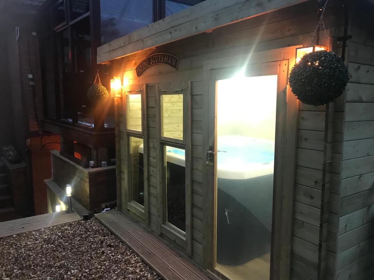 Отель Hot Tub Hide Away Near Alton Towers Staffordshire Cheddleton Экстерьер фото