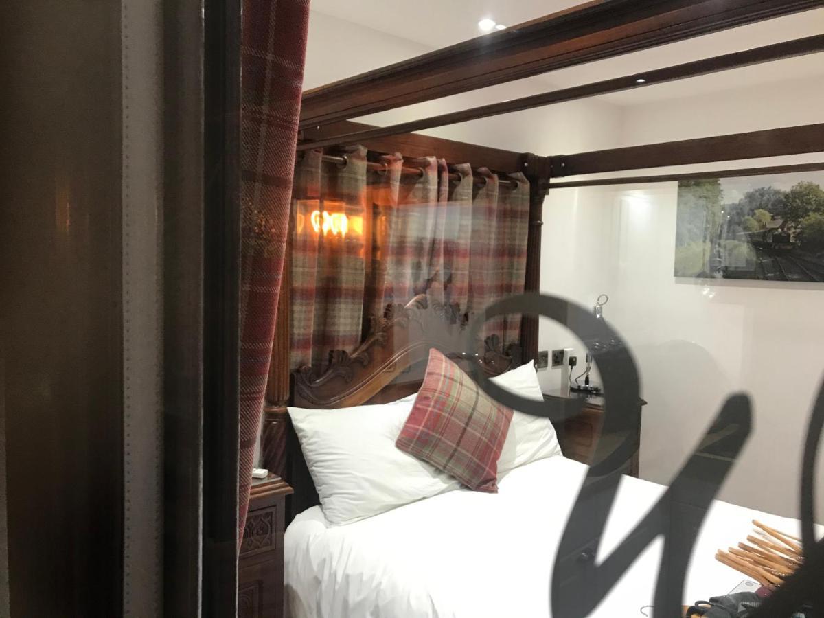 Отель Hot Tub Hide Away Near Alton Towers Staffordshire Cheddleton Экстерьер фото