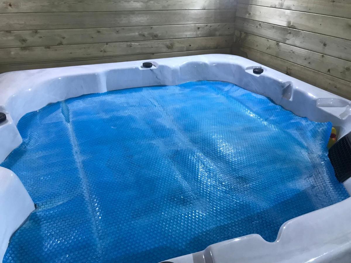 Отель Hot Tub Hide Away Near Alton Towers Staffordshire Cheddleton Экстерьер фото