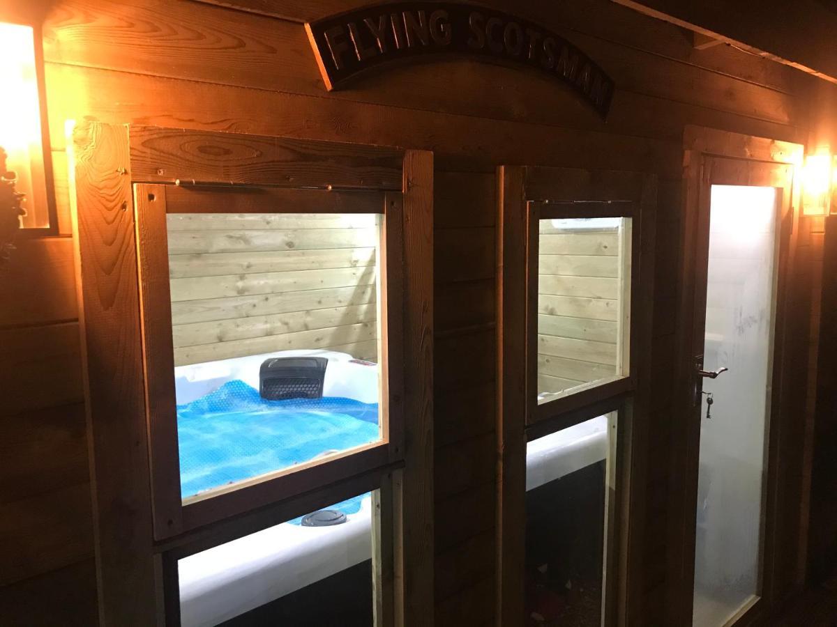 Отель Hot Tub Hide Away Near Alton Towers Staffordshire Cheddleton Экстерьер фото