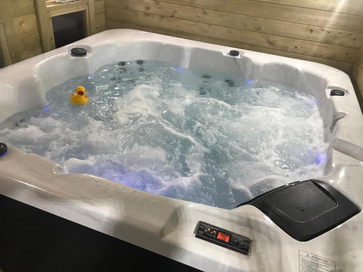Отель Hot Tub Hide Away Near Alton Towers Staffordshire Cheddleton Экстерьер фото