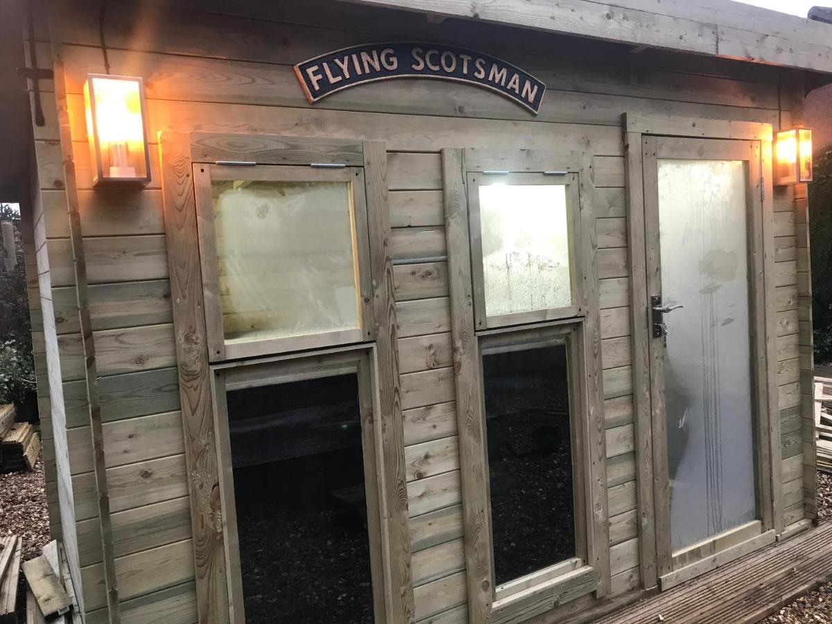 Отель Hot Tub Hide Away Near Alton Towers Staffordshire Cheddleton Экстерьер фото