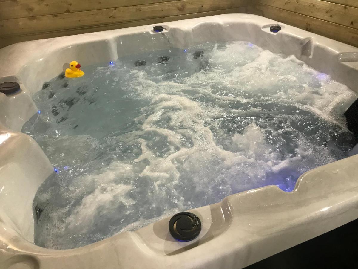 Отель Hot Tub Hide Away Near Alton Towers Staffordshire Cheddleton Экстерьер фото