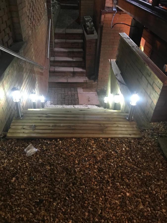 Отель Hot Tub Hide Away Near Alton Towers Staffordshire Cheddleton Экстерьер фото